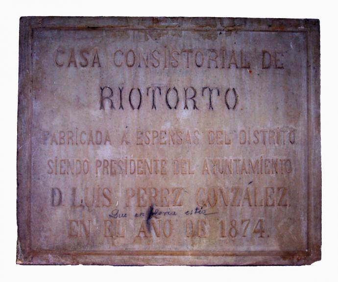 Placa conmemorativa da construción da Casa Consistorial de Riotorto